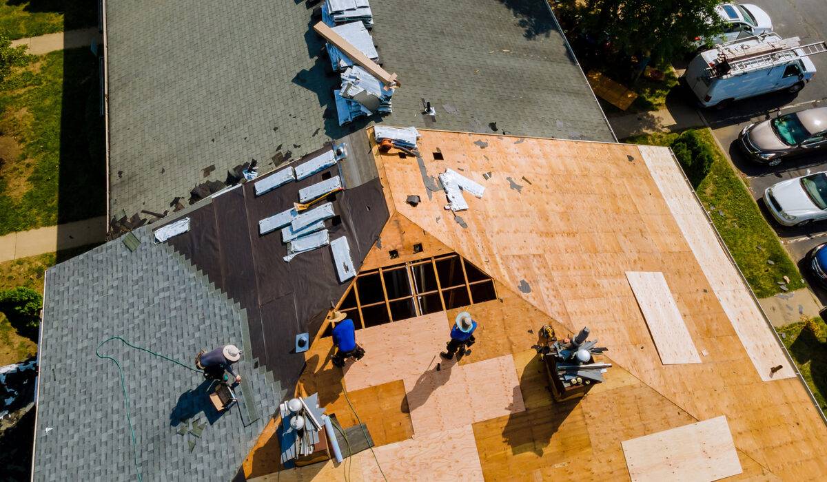 roofers at work